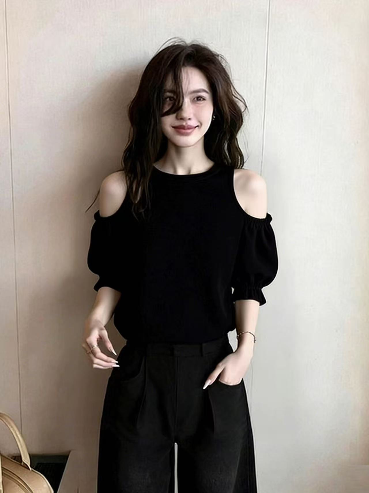 한국 스타일 홀로우 아웃 오프숄더 슬림해 보이는 긴팔 티셔츠 검정색 다용도 부드러운 바람 맨위 봄 드레스 슈퍼 잘 생긴 품격 작은 셔츠