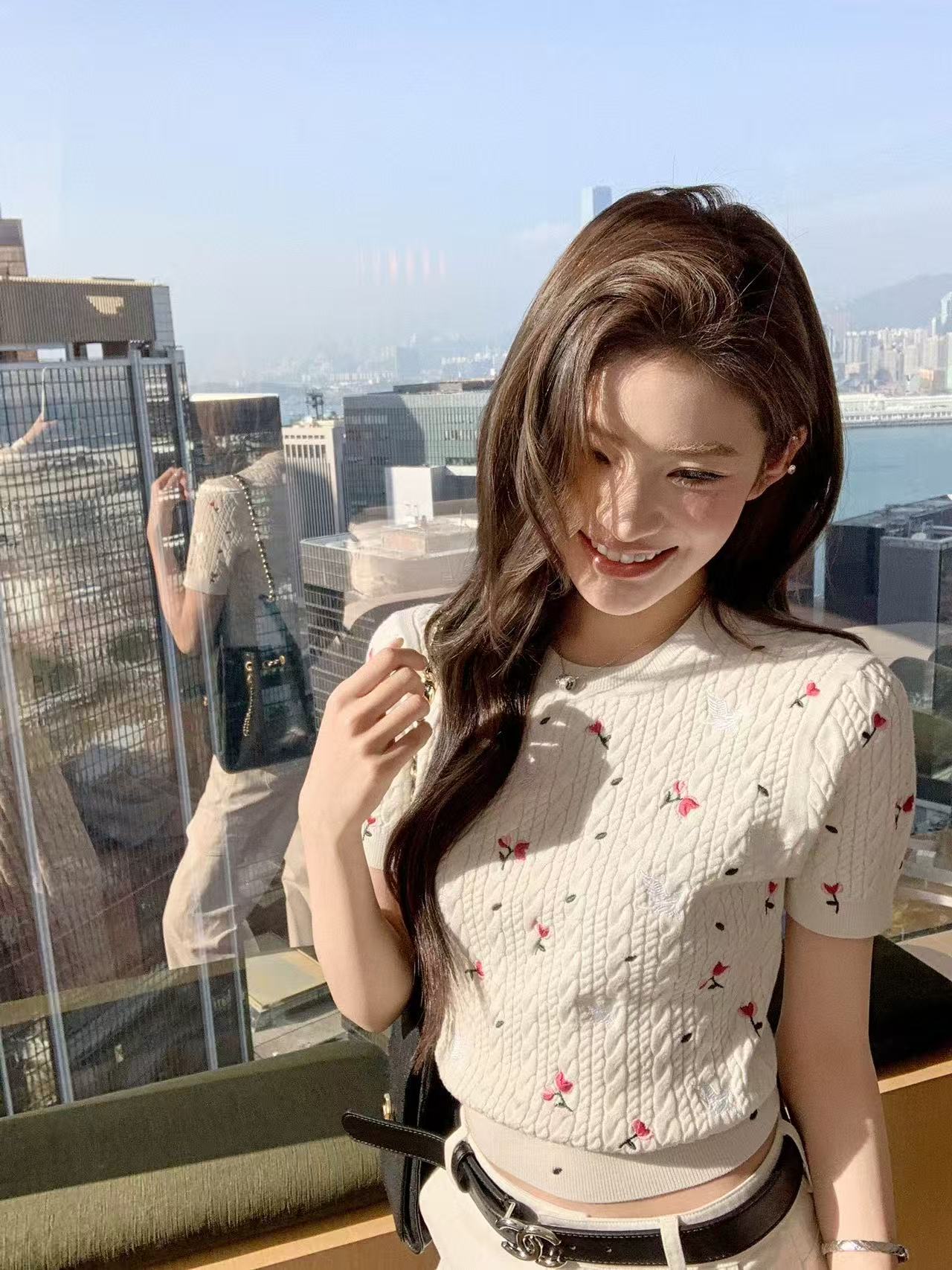 지구 가게 화이트 자수 디자인 센스 반팔 니트 스웨터 여성 조기 봄 miu 부서 착용 가져 가라. 품격 맨위 쇼트 스타일