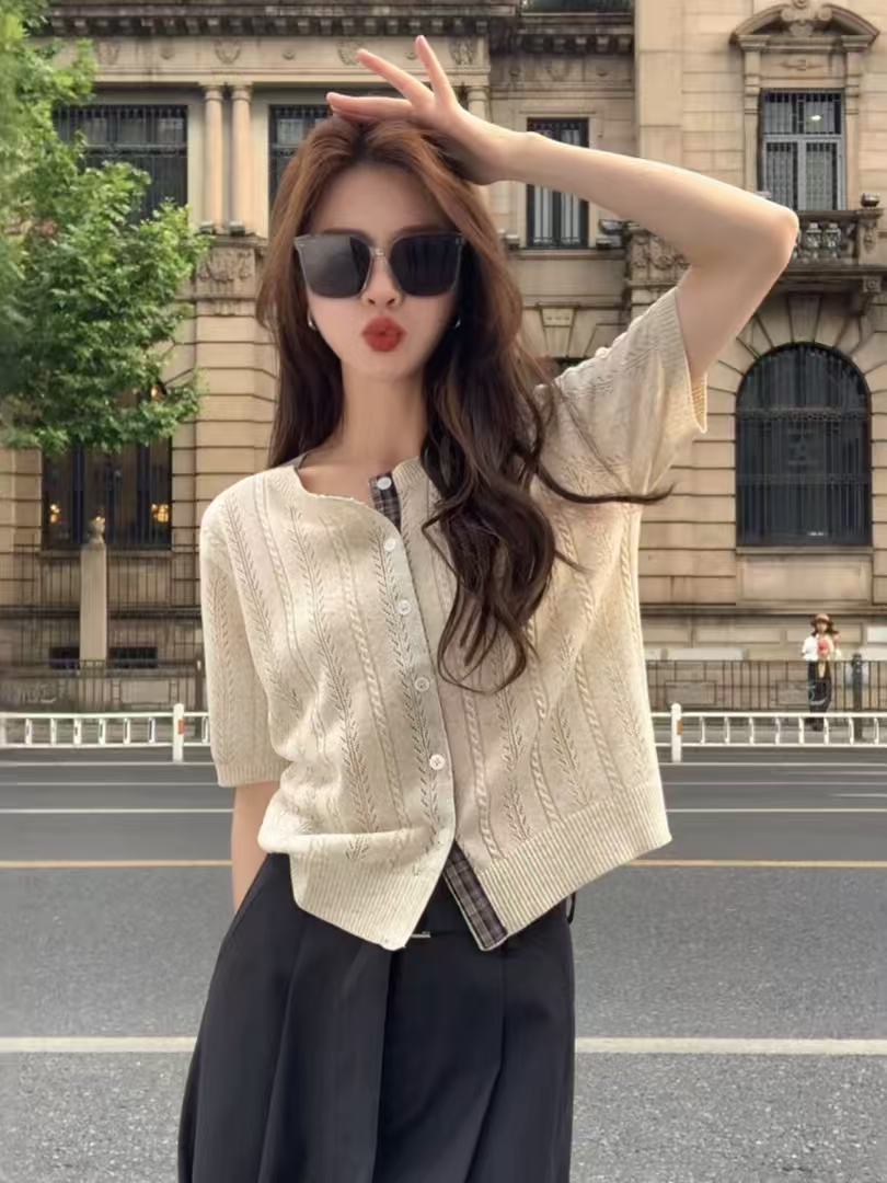 프랑스식 홀로우 아웃 얼음 실크 반팔 니트 스웨터 여성 여름 2026 새로운 고유 한 아름다운 외국 가스 배색 오픈 가디건 맨위