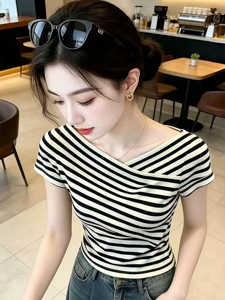 프랑스식 미니멀리즘 패션 디자인 센스 기본 셔츠 고유 한 외국 가스 몸매 가꾸기 슬림해 보이는 스트라이프 반팔 티셔츠 여성 의류 맨위