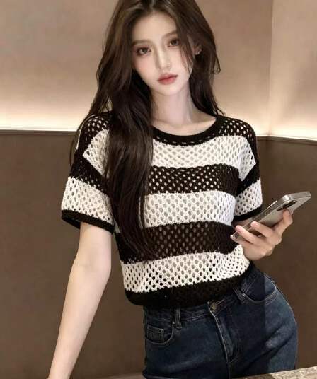 Chic 섹시함 홀로우 아웃 스트라이프 반팔 티셔츠 여성 여름 2026 느슨함 센스 착용 가져 가라. 루즈핏 연령 감소 니트 맨위
