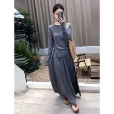 批发韩版时尚温柔灰色套装裙女2025年秋季新款气质慵懒舒适<b class='q'>显瘦</b>两件套