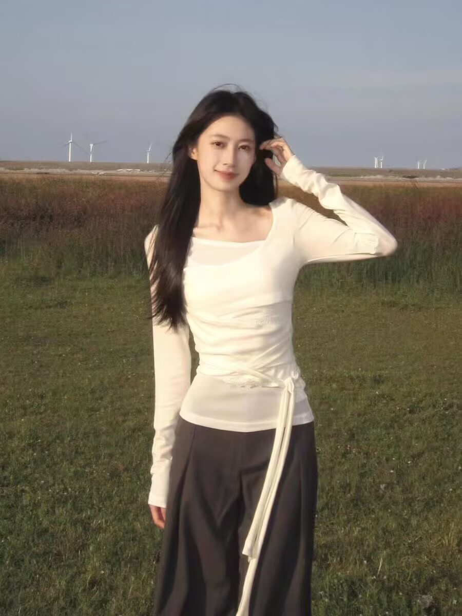 봄 가을 디자인 센스 스트랩 긴팔 티셔츠 여성 새로운 몸매 가꾸기 핫걸 만나는 블라우스 인사이드 가져 가라. 비스듬한 오프숄더 맨위 트렌디