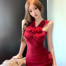 批发实拍名媛法式气质绝美惊艳性感一字肩挂脖花朵高级感显瘦包臀长裙