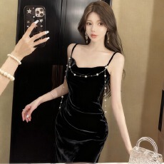 批发实拍法式高级感<b class='q'>丝绒</b>链条吊带<b class='q'>连衣裙</b>女名媛气质收腰显瘦超仙长裙