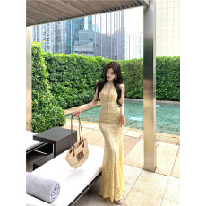 批发实拍法式气质挂脖蕾丝连衣裙女春夏新款海边度假风收腰显瘦长裙子