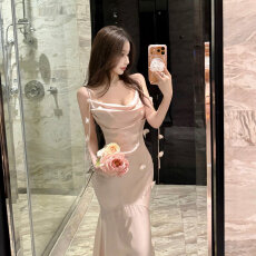 批发实拍粉色吊带连衣<b class='q'>裙</b>女性感修身包臀高级感花朵生日宴会<b class='q'>礼服</b><b class='q'>公主裙</b>