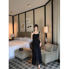 批发实拍超仙绝美荡领吊带质感飘逸连衣裙高级感简约海边度假皱褶长裙