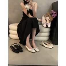 批发法式绝美蝴蝶结尖头包头凉鞋2025新款绸缎后绊带粗跟单鞋