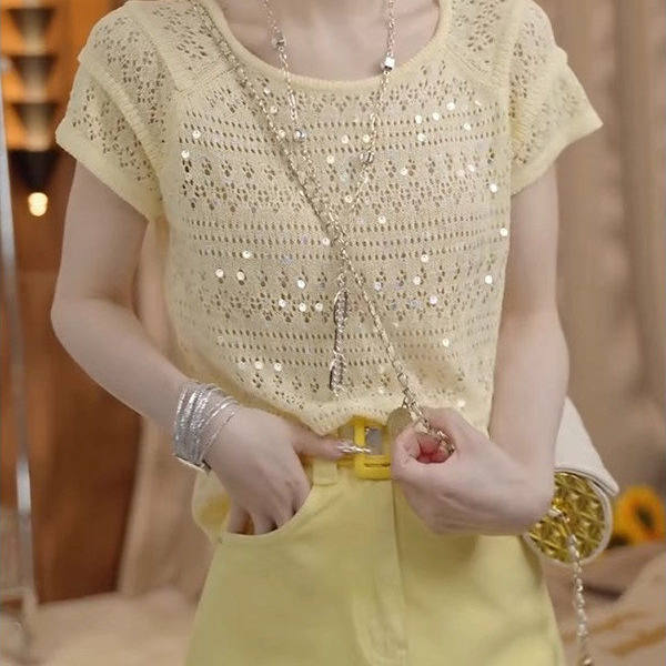 스팽글 홀로우 아웃 외국 가스 니트 스웨터 여성 2026 여름 새로운 반팔 티셔츠 패션 디자인 센스 작은 대중 짧은 맨위