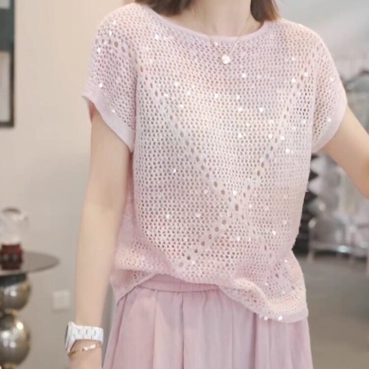 스팽글 홀로우 아웃 핑크색 니트 스웨터 여성 2026 여름 새로운 반팔 티셔츠 외국 가스 연령 감소 루즈핏 라운드 넥 맨위