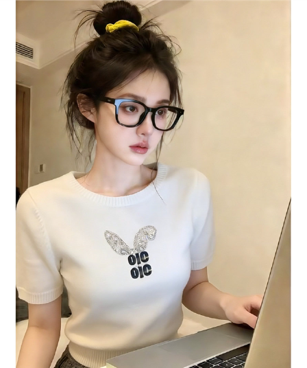 작은 샤넬 스타일 다이아몬드 세팅 알파벳 반팔 니트 스웨터 여성 2026 새로운 슈퍼 잘 생긴 외국 가스 맨위