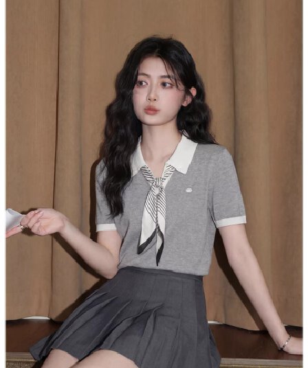 하늘색 얼음 실크 반팔 니트 스웨터 여성 여름 2026 새로운 자이언트 잘 생긴 스카프 넥타이 POLO 칼라 짧은 맨위
