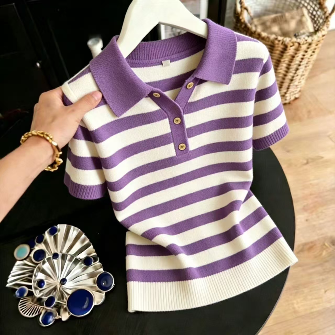 POLO 칼라 스트라이프 니트 스웨터 맨위 여성 여름 2026 새로운 반팔 품격 출퇴근 착용 가져 가라. 배색 긍정적 인 어깨 티셔츠