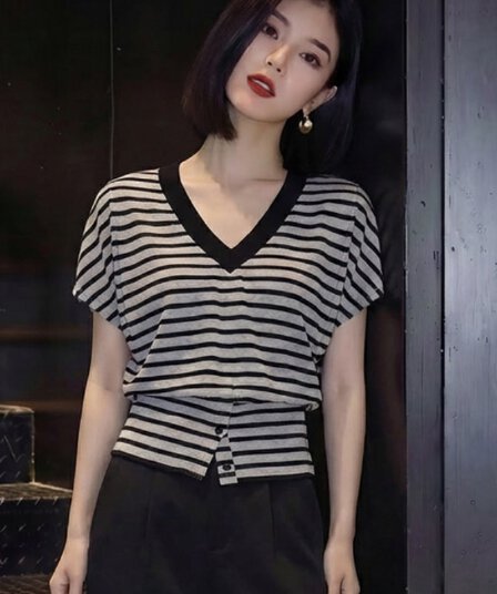 2026 년 새로운 얇은 스타일 빛 럭셔리 고급 센스 디자인 센스 작은 대중 자이언트 잘 생긴 ~ 중 반팔 스트라이프 맨위 여성 여름