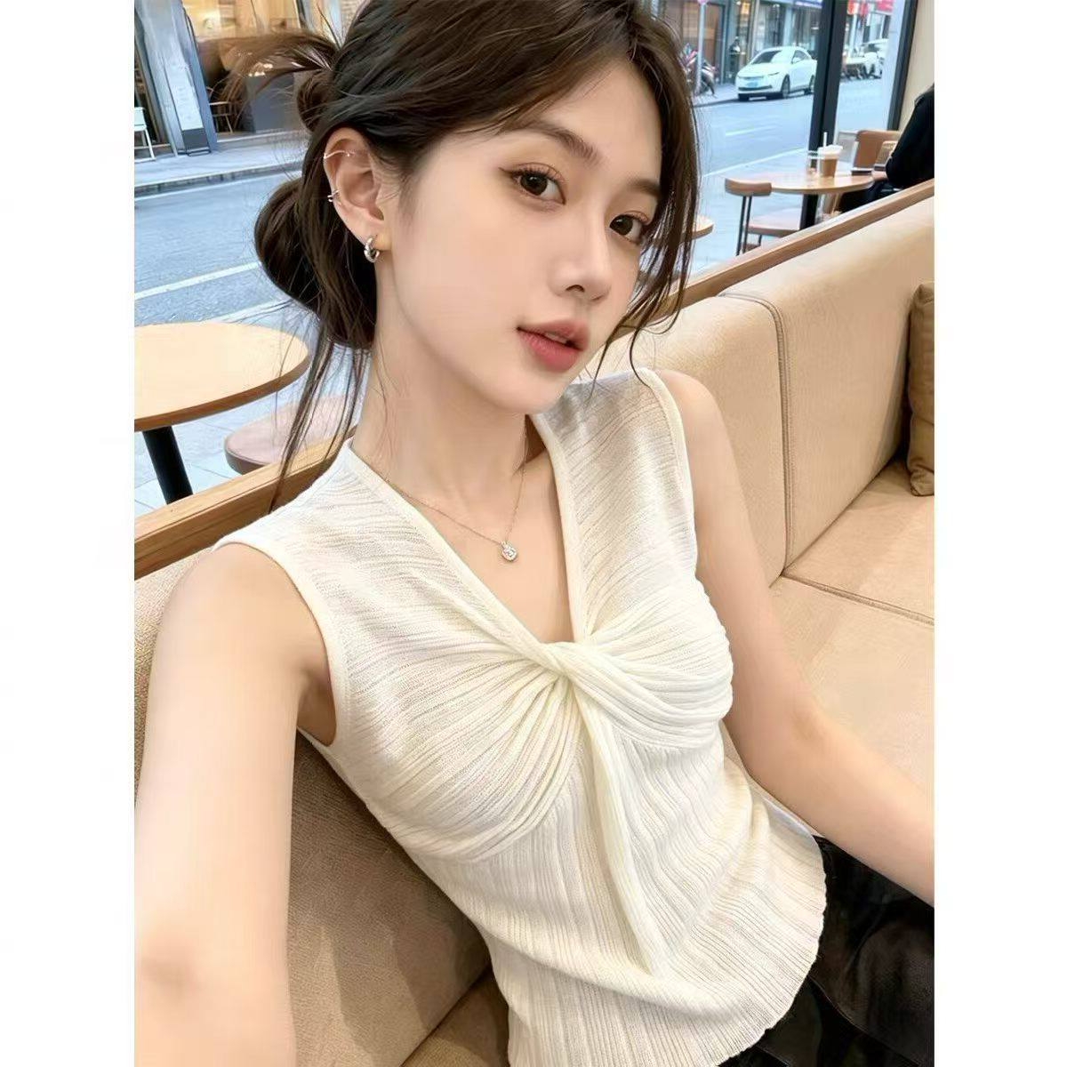 달콤한 매운맛 바람 디자인 센스 비틀림 V넥 니트 조끼 여성 여름 몸매 가꾸기 슬림해 보이는 다용도 쇼트 스타일 인사이드 가져 가라. 작은 셔츠 맨위