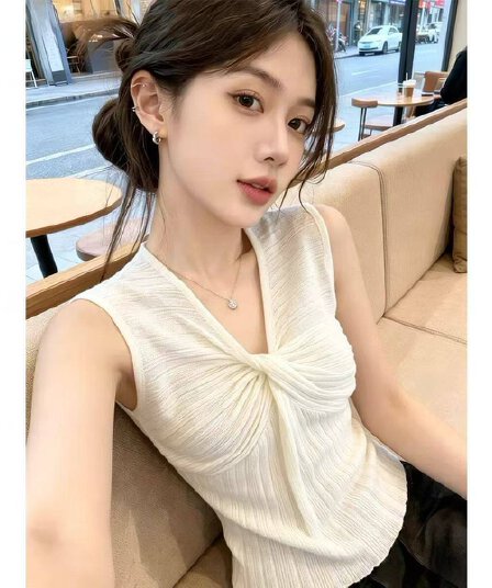 달콤한 매운맛 바람 디자인 센스 비틀림 V넥 니트 조끼 여성 여름 몸매 가꾸기 슬림해 보이는 다용도 쇼트 스타일 인사이드 가져 가라. 작은 셔츠 맨위