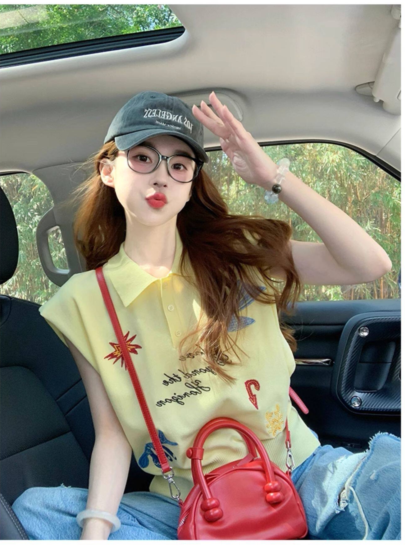 황색 POLO 칼라 자수 민소매 니트 스웨터 여성 2026 새로운 여름 디자인 센스 몸매 가꾸기 슬림해 보이는 반팔 맨위