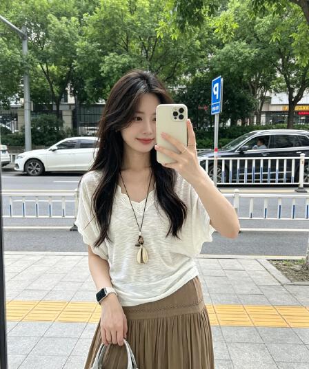 화이트 홀로우 아웃 레이스 V넥 반팔 티셔츠 여성 여름 한 부서 디자인 센스 루즈핏 느긋한 바람 슬림해 보이는 허리 수축 맨위