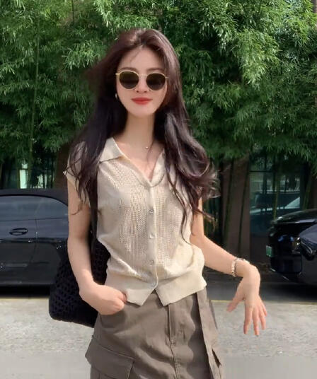 올해 인기 ~ 중 폭발 여성 의류 여름 2026 새로운 V넥 패션 홀로우 아웃 몸매 가꾸기 슬림해 보이는 니트 스웨터 맨위