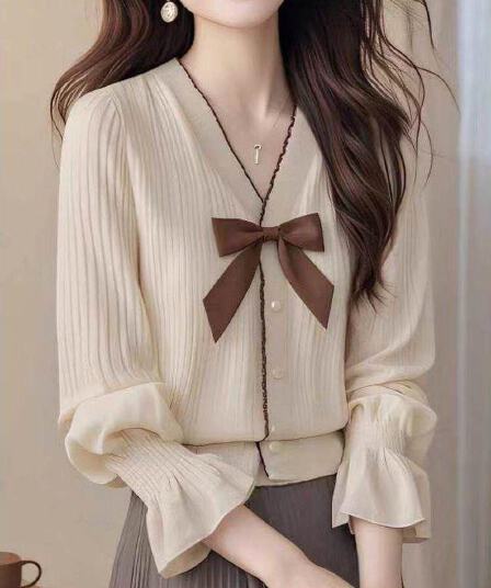 한 부서 chic 부드러운 바람 베이지 색 V넥 나팔 소매 스웨터 니트 스웨터 여성 가을과 겨울 슈퍼 잘 생긴 연령 감소 작은 셔츠