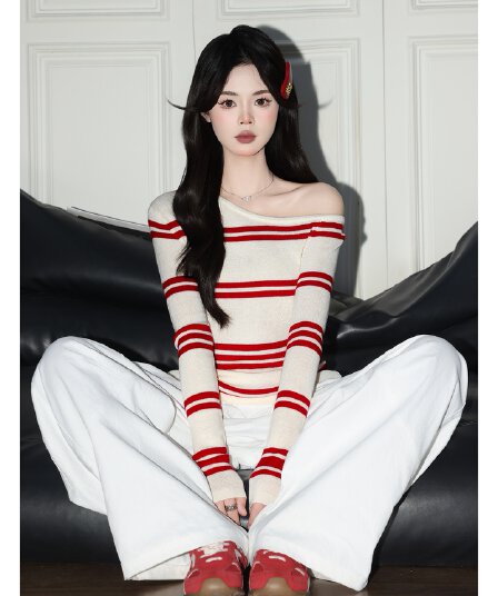 2026 봄 슈퍼 화재 스트라이프 비스듬한 어깨 니트 스웨터 여성 슈퍼 잘 생긴 배색 달콤한 매운맛 만나는 긴팔 맨위