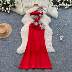 批发<b class='q'>欧美</b>小众名媛高端<b class='q'>礼服</b>女时尚重工镶钻花朵斜肩无袖收腰气质连衣裙