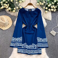 新中式复古设计卷云刺绣喇叭袖连衣裙女秋冬高级感气质收腰中长裙