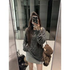 批发官图不减价#松弛感慵懒风黑灰条纹长袖<b class='q'>t</b><b class='q'>恤</b>女休闲oversize宽松上衣