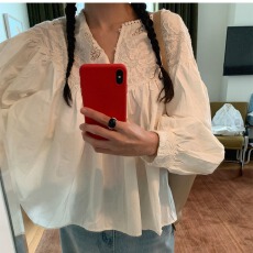 批发宽松<b class='q'>刺绣</b>绣花设计款减龄显瘦百搭套头衬衫