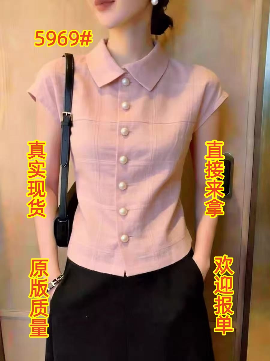 한 부서 슈퍼 좋은 과소 평가 럭셔리 핑크색 폴로 칼라 반팔 여성 2026 년 봄 새로운 진주 버클 허리 수축 슬림해 보이는 맨위