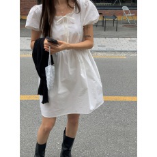 批发韩系甜美系带氛围感泡泡袖花边褶皱连衣裙