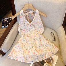 批发实拍<b class='q'>碎花</b>挂脖吊带背心女夏季设计感甜美温柔修身显瘦无袖小衫<b class='q'>上衣</b>