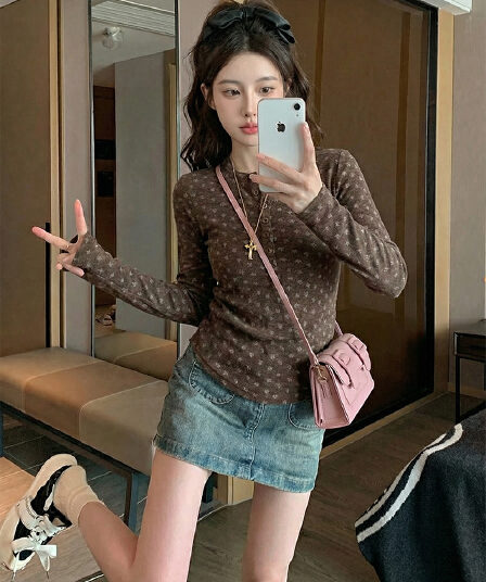 긴팔 티셔츠 기본 셔츠 여성 의류 봄 가을 새로운 트렌디 단추 꽃무늬 쇼트 스타일 몸매 가꾸기 라운드 넥 맨위
