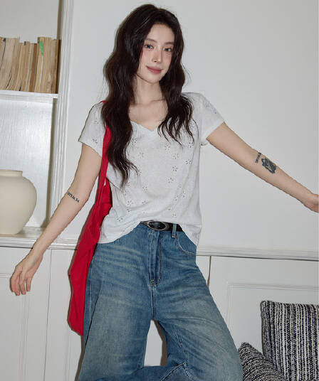반팔 티셔츠 여성 의류 여름 새로운 한 부서 디자인 센스 슬림해 보이는 단색 자수 홀로우 아웃 V넥 맨위