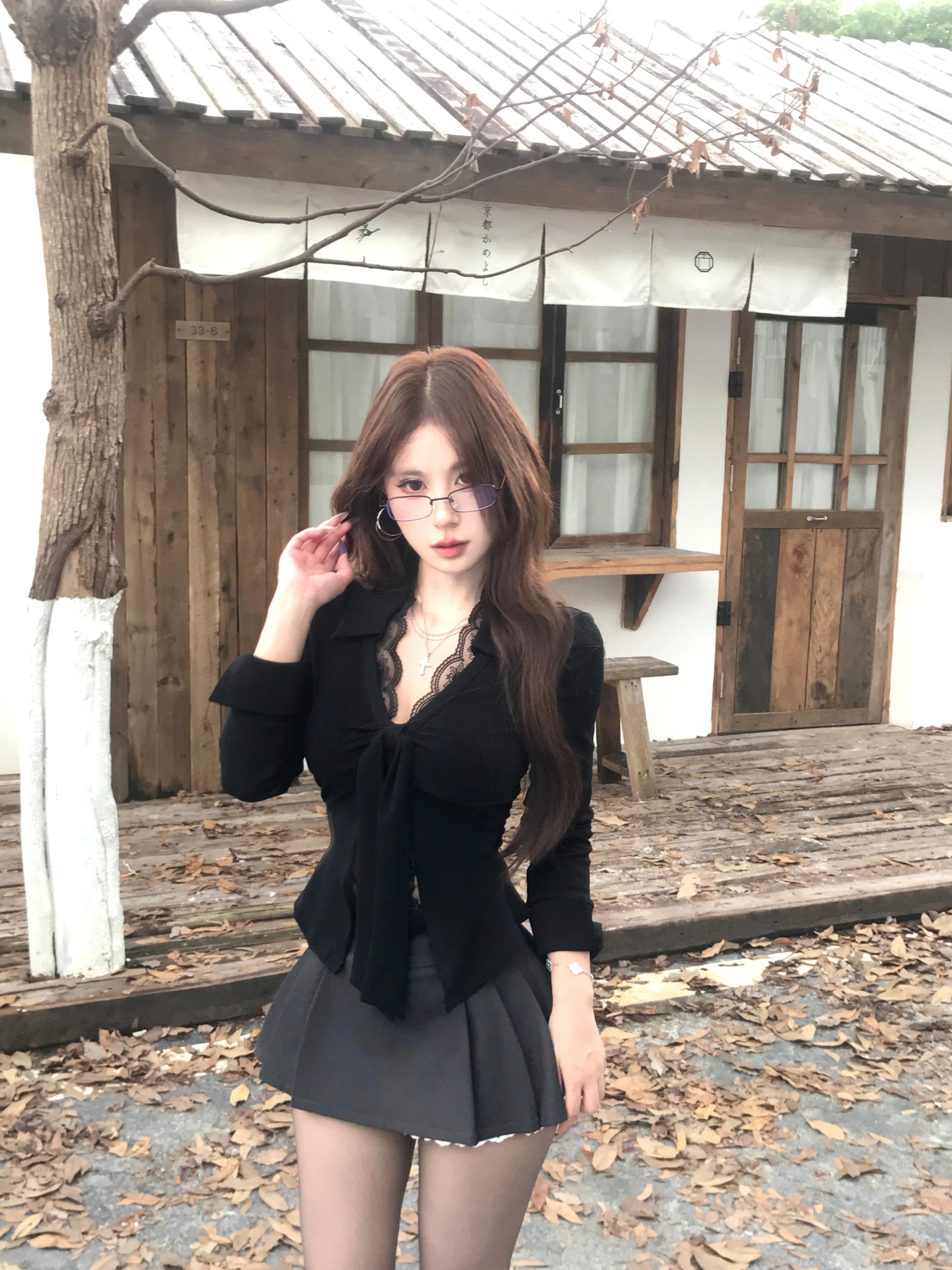 순수한 욕망 바람 섹시함 레이스 레이스 화이트 여성 셔츠 봄 2026 새로운 품격 허리 수축 슬림해 보이는 쇼트 스타일 맨위
