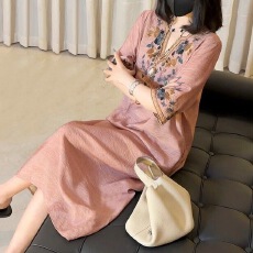 批发新中式国风刺绣V领连衣裙女2025<b class='q'>夏</b>季新款大码宽松遮肉气质长裙子