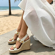 批发2026夏季新款草编坡跟凉鞋女 海边度假风金属贝壳装饰厚底罗马鞋