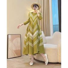 批发三宅褶皱波点连衣<b class='q'>裙</b>2026春季新款时尚女<b class='q'>裙</b>子小众弹簧宽松紫色长<b class='q'>裙</b>