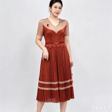 批发三宅褶皱连衣裙2026时尚蕾丝拼接V领修身显瘦连衣裙中长款百褶裙