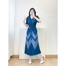 批发2026时尚减龄洋气连衣裙<b class='q'>春</b>装高端显瘦印花大码女装风衣衬衫裙
