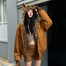 批发实拍鹿皮绒秋冬2025<b class='q'>可爱</b>兔耳保暖加厚豹纹连帽加绒外套冬季棉服