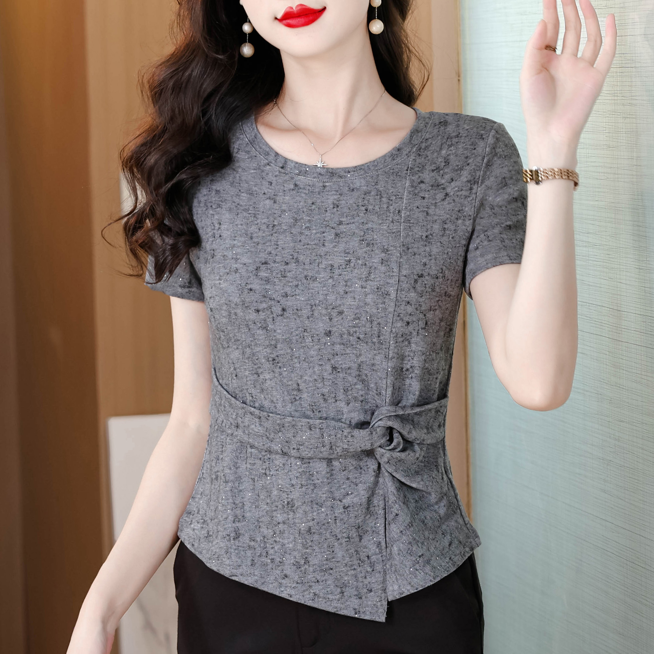 2026 여름 새로운 라운드 넥 홀치기 염색 반팔 티셔츠 여성 허리 수축 비틀림 몸매 가꾸기 슬림해 보이는 다용도 품격 섹션 맨위