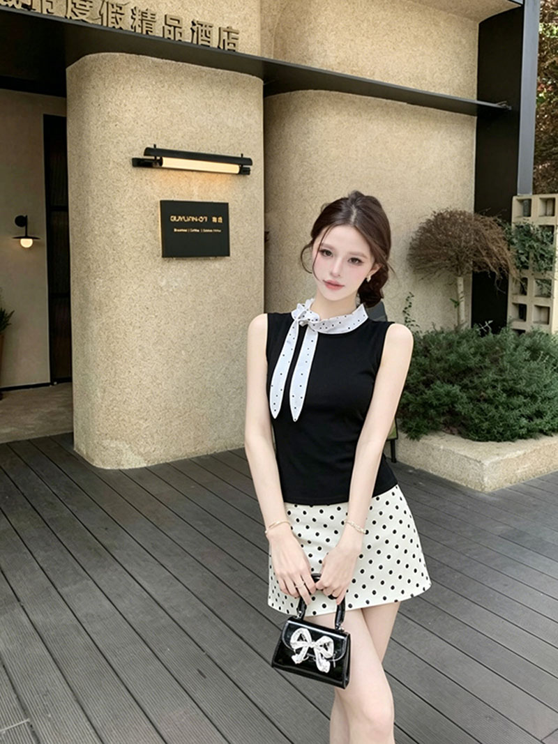 실사 자이언트 잘 생긴 검정색 민소매 맨위 코치 miu 인사이드 착용 가져 가라. 도트 무늬 반신 치마 세트 조끼 여성 여름