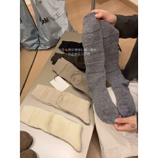 批发棕色堆堆<b class='q'>袜子</b><b class='q'>女</b>羊毛袜秋冬款加厚保暖中筒袜复古菱格小腿袜长筒袜