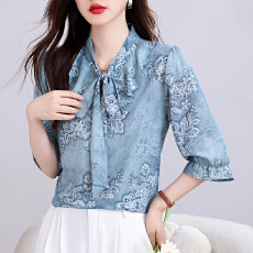 批发实拍飘带<b class='q'>衬衫</b>女2026春夏季新款V领中袖<b class='q'>印花</b>套头时髦气质减龄上衣