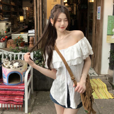 批发一字肩短袖<b class='q'>衬衫</b>女夏季轻熟法式开叉显瘦设计感小众甜辣风露肩上衣