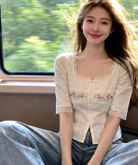 프랑스식 고유 한 달콤함 레이스 레이스 자수 화이트 여성 셔츠 2026 여름 슈퍼 잘 생긴 부드러운 연령 감소 맨위