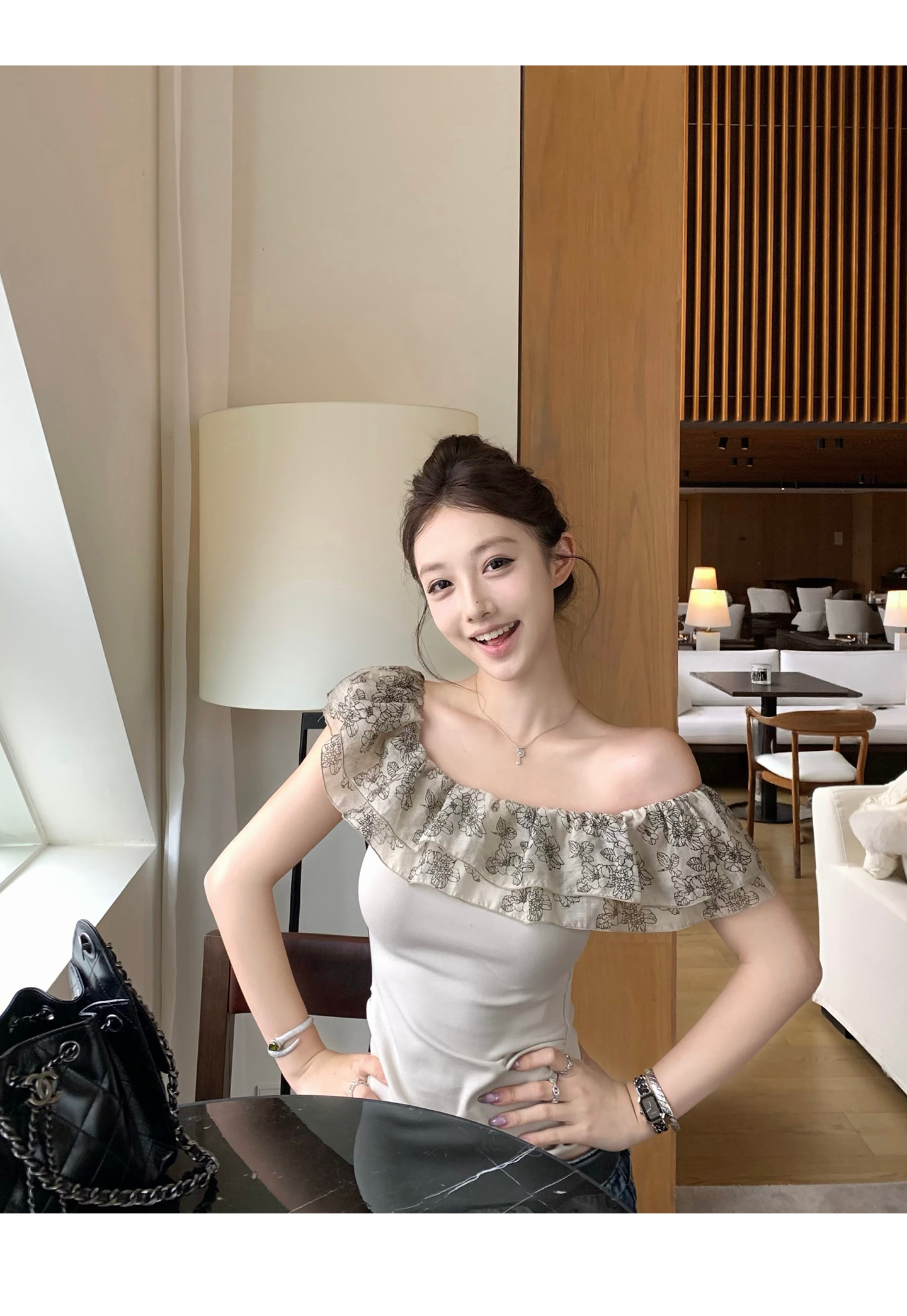 2026 프랑스식 디자인 센스 프릴 오프숄더 작은 대중 여성 여름 새로운 몸매 가꾸기 슬림해 보이는 오프숄더 맨위