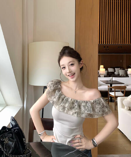 2026 프랑스식 디자인 센스 프릴 오프숄더 작은 대중 여성 여름 새로운 몸매 가꾸기 슬림해 보이는 오프숄더 맨위